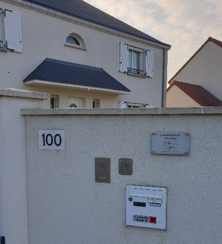 Devant le cabinet de magnétisme de Carole, à Ingré